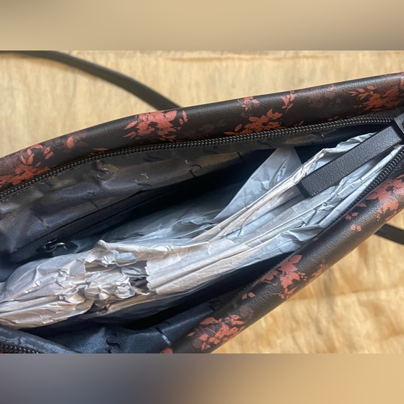 Simply Vera Vera Wang Remsen
Crossbody Bag by Simply Vera Vera Wang. - Picture 11 of 13